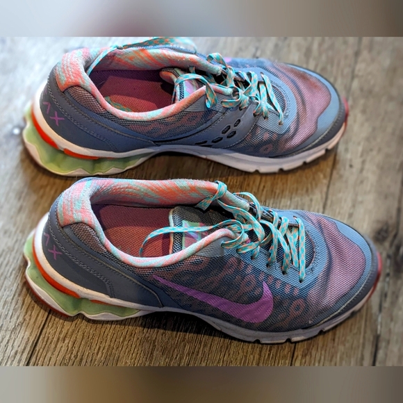 Barely used women's 7.5 Nike running shoes - Picture 2 of 9